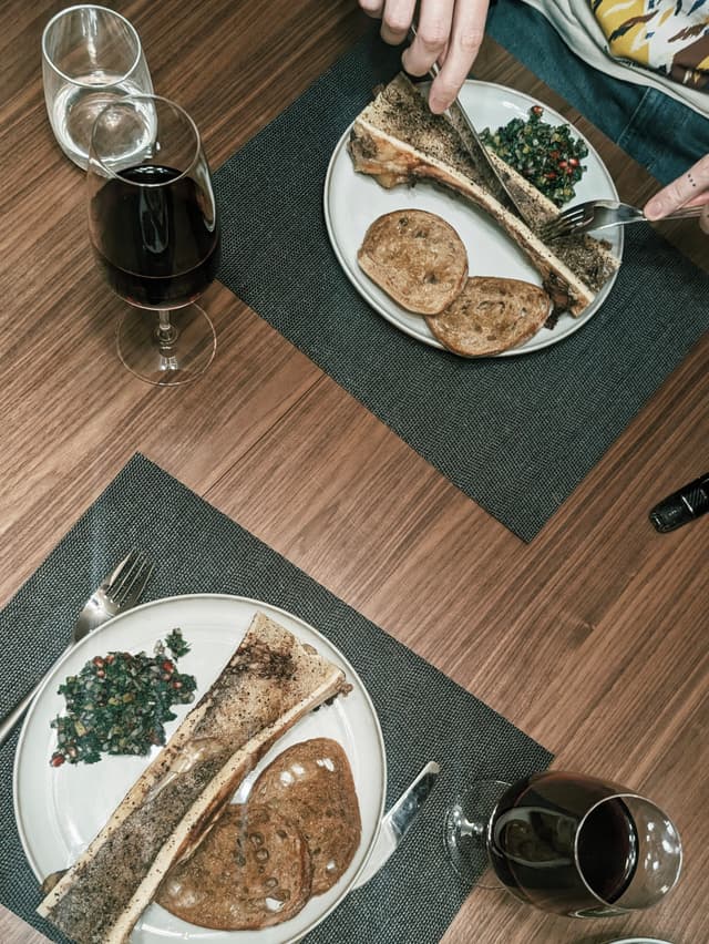 Stobra kauls ar salātiem